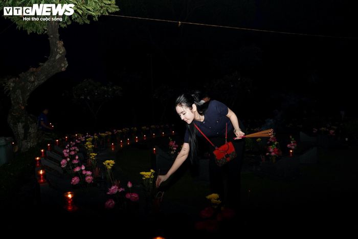 Lễ thắp nến tri ân là hoạt động thường niên mang ý nghĩa giáo dục truyền thống cách mạng, bồi đắp lòng yêu nước, đạo lý “Uống nước nhớ nguồn”, đồng thời góp phần lan tỏa tinh thần biết ơn, trách nhiệm của thế hệ trẻ đối với những người đã hy sinh vì độc lập, tự do của dân tộc.
