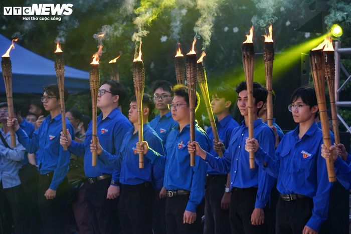 Theo Minh Khang, thế hệ trẻ hôm nay sẽ không bao giờ quên những trang sử được viết bằng máu, những gia đình đã hiến dâng người thân cho Tổ quốc và những người vẫn chưa thể trở về sau chiến tranh.