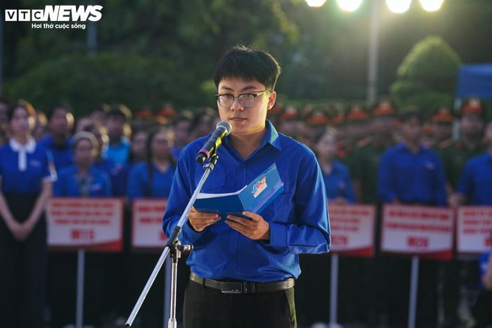 Đại diện tuổi trẻ TP.HCM, công dân trẻ tiêu biểu Đặng Lê Minh Khang, sinh viên Trường Đại học Y Dược TP.HCM, bày tỏ lòng tri ân sâu sắc tới các Mẹ Việt Nam Anh hùng, gia đình liệt sĩ và những người có công với cách mạng.