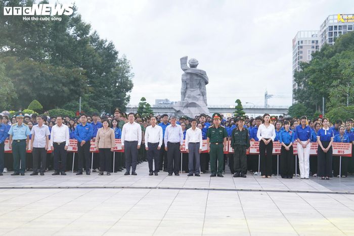Nhân kỷ niệm 79 năm Ngày Thương binh - Liệt sĩ (27/7/1947 - 27/7/2026), Thành đoàn TP.HCM tổ chức Lễ thắp nến tri ân các Anh hùng liệt sĩ đồng loạt tại nhiều nghĩa trang, đền, đài và bia tưởng niệm trên địa bàn thành phố, tối 26/7.