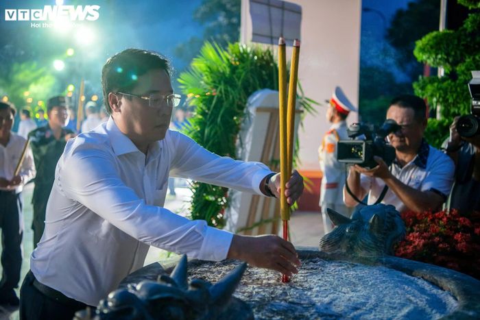 Tại Nghĩa trang Liệt sĩ TP.HCM, tham dự buổi lễ có Phó Bí thư Thường trực Thành ủy TP.HCM Lê Quốc Phong; Phó Bí thư Thành ủy TP.HCM Văn Thị Bạch Tuyết; Phó Chủ tịch HĐND TP.HCM Huỳnh Thanh Nhân cùng đông đảo lãnh đạo, nguyên lãnh đạo Thành ủy, HĐND, UBND, Ủy ban MTTQ Việt Nam TP.HCM, đại diện các sở, ban, ngành, đoàn thể và lực lượng đoàn viên, thanh niên, sinh viên.