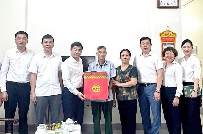 Đoàn công tác Sở Nội vụ Hà Nội thăm, tặng quà gia đình chính sách tại xã Đoài Phương. Ảnh: Thu Minh