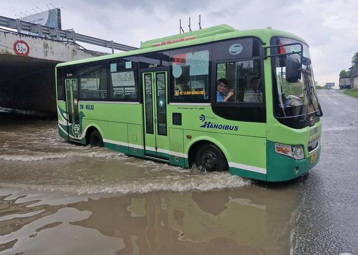 Thời gian gần đây, các cơ quan chức năng đã phối hợp xử lý tình trạng ngập úng tại một số hầm chui trên tuyến cao tốc Pháp Vân - Cầu Giẽ. Tuy nhiên, hầm chui trên tuyến đường H10 (xã Phú Xuyên) vẫn chưa được khắc phục triệt để và thường xuyên ngập sâu sau mỗi trận mưa lớn kéo dài. Ảnh: PV