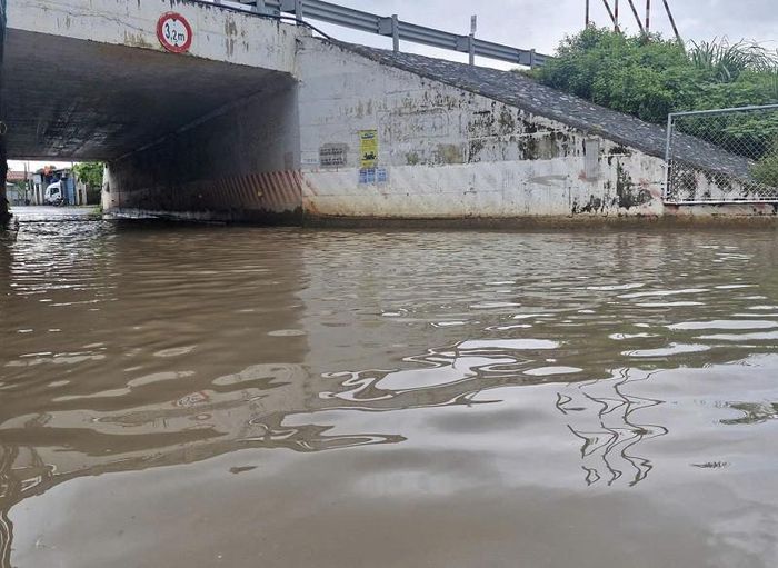 "Hầm chui trên tuyến đường H10 qua cao tốc có cao độ thấp hơn nhiều so với đường gom, trong khi hệ thống thoát nước chưa đáp ứng khi xảy ra mưa kéo dài. Các cơ quan chức năng cần sớm kiểm tra, nâng cấp hệ thống thoát nước và cải tạo mặt đường hầm chui để xử lý tình trạng ngập úng, bảo đảm an toàn cho người và phương tiện lưu thông", bà Nguyễn Thị Hà (xã Phú Xuyên) kiến nghị. Ảnh: PV