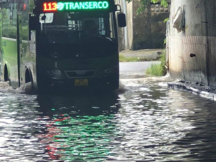 Nước mưa đọng thành vũng sâu, che khuất nhiều vị trí lồi lõm, ổ gà trên mặt đường trong hầm chui. Cùng với hệ thống chiếu sáng hạn chế, người tham gia giao thông rất khó quan sát, tiềm ẩn nguy cơ xảy ra tai nạn. Ảnh: PV
