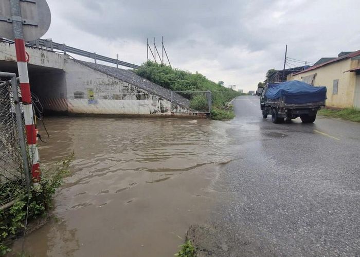 Nhiều năm qua, hầm chui trên tuyến đường H10 qua cao tốc Pháp Vân - Cầu Giẽ vẫn là "điểm nghẽn" về ngập úng. Việc sớm xử lý dứt điểm tình trạng này, đồng thời bổ sung hệ thống chiếu sáng, biển cảnh báo và phương án phân luồng được xem là giải pháp cần thiết để bảo đảm an toàn giao thông, nhất là trong mùa mưa lũ. Ảnh: PV