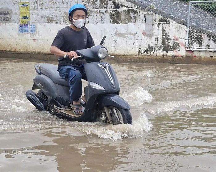 Tình trạng ngập nước tại hầm chui sau mưa lớn không chỉ ảnh hưởng đến an toàn giao thông, làm hư hỏng kết cấu hạ tầng và phương tiện, mà còn tiềm ẩn nguy cơ ô nhiễm môi trường. Ảnh: PV