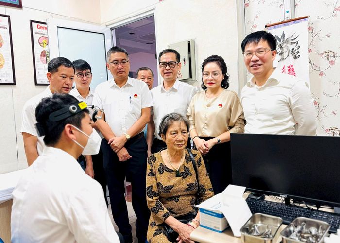 Người có công trên địa bàn phường được quan tâm khám, chăm sóc sức khỏe chu đáo. Ảnh: Nguyên Bảo