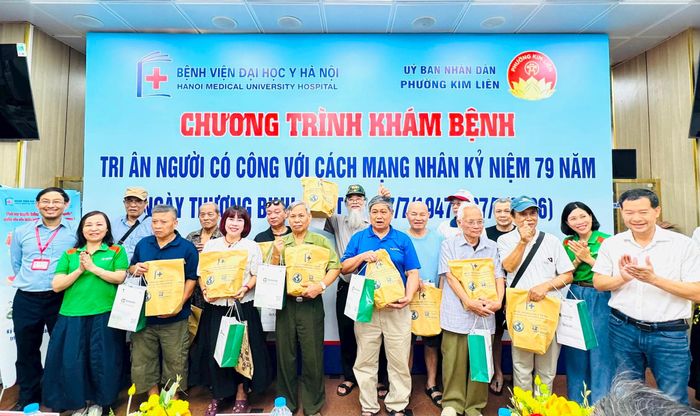 Các đơn vị đồng hành tặng quà cho các đối tượng tham gia khám bệnh tại chương trình. Ảnh: Nguyên Bảo