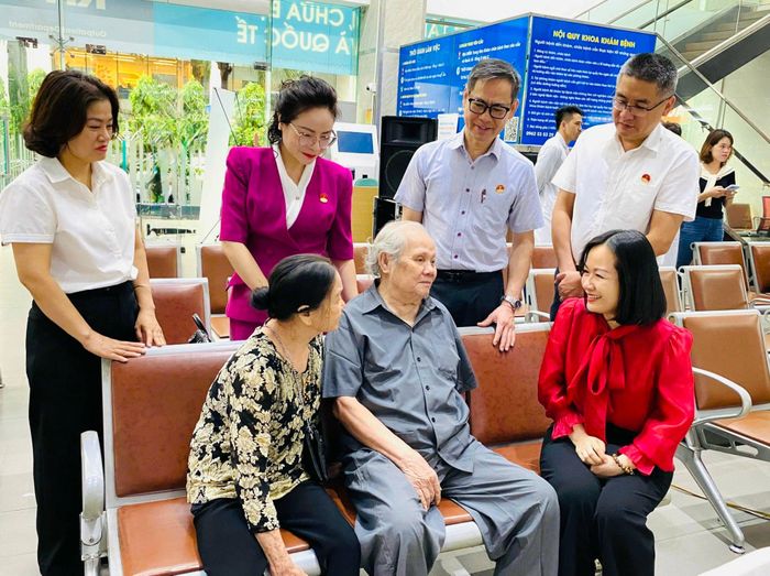 Lãnh đạo phường Kim Liên cùng đại diện các bệnh viên trực tiếp thăm hỏi, động viên người có công với cách mạng đến khám bệnh. Ảnh: Nguyên Bảo