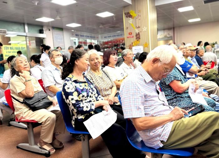 Khoảng 800 người có công với cách mạng, cựu chiến binh, cựu thanh niên xung phong và người cao tuổi trên địa bàn Kim Liên tham gia khám tại chương trình. Ảnh: Nguyên Bảo