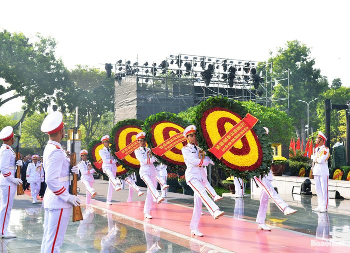 Vòng hoa của Đoàn mang dòng chữ “Đời đời nhớ ơn các Anh hùng liệt sĩ".