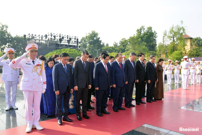 Các đồng chí lãnh đạo Đảng, Nhà nước tưởng niệm các Anh hùng liệt sĩ.