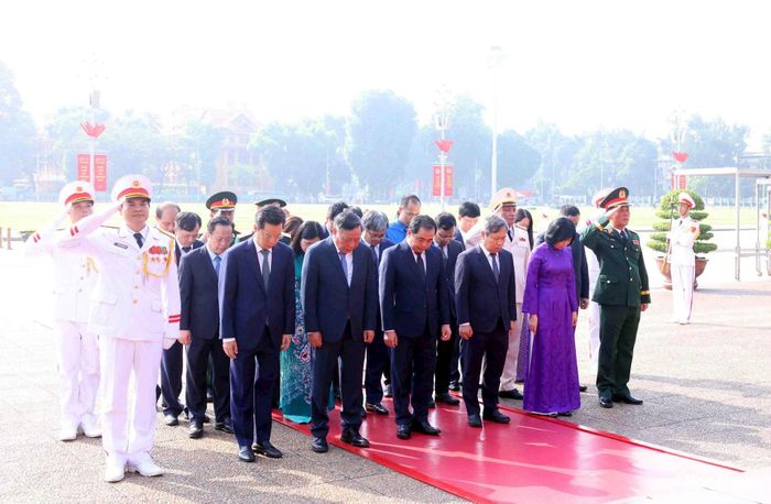 Các đồng chí lãnh đạo thành phố thành kính tưởng nhớ công lao to lớn của Chủ tịch Hồ Chí Minh.