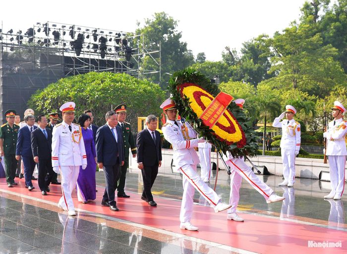 Đoàn đại biểu thành phố Hà Nội đặt vòng hoa tưởng niệm các Anh hùng liệt sĩ tại Đài tưởng niệm các Anh hùng liệt sĩ trên đường Bắc Sơn.