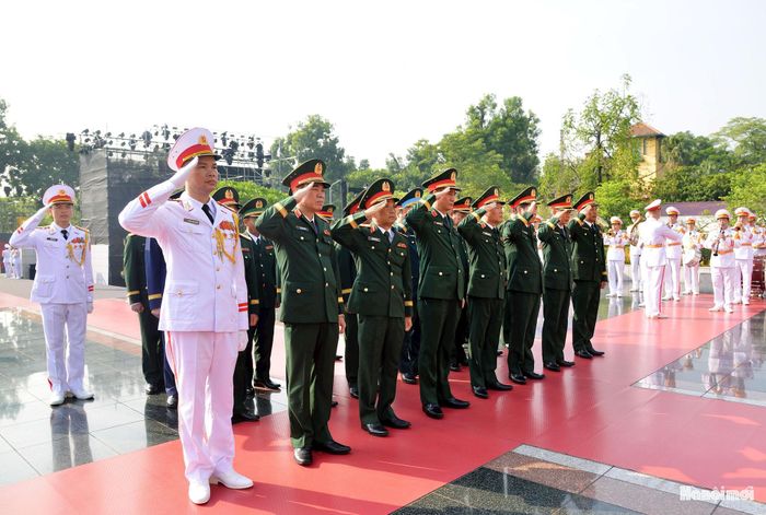 Đoàn đại biểu Quân ủy Trung ương - Bộ Quốc phòng tưởng niệm các Anh hùng liệt sĩ.