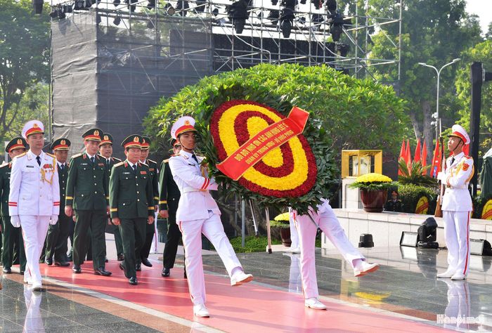 Đoàn đại biểu Quân ủy Trung ương - Bộ Quốc phòng đặt vòng hoa tưởng niệm các Anh hùng liệt sĩ.