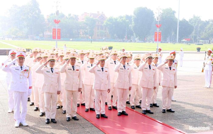 Đoàn đại biểu Bộ Công an đặt vòng hoa, vào lăng viếng Chủ tịch Hồ Chí Minh.