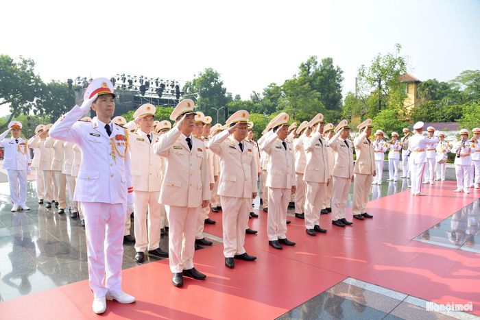 Đoàn đại biểu Bộ Công an tưởng niệm các Anh hùng liệt sĩ.