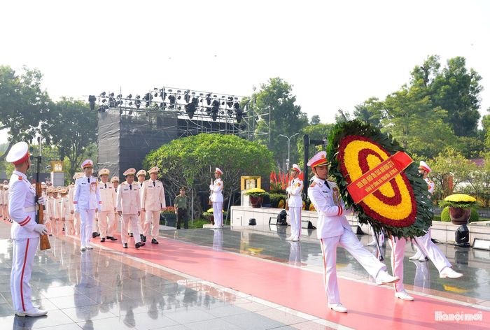 Đoàn đại biểu Bộ Công an đặt vòng hoa tưởng niệm các Anh hùng liệt sĩ.