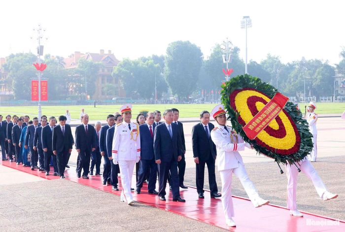 Các đồng chí lãnh đạo Đảng, Nhà nước đặt vòng hoa, vào Lăng viếng Chủ tịch Hồ Chí Minh.