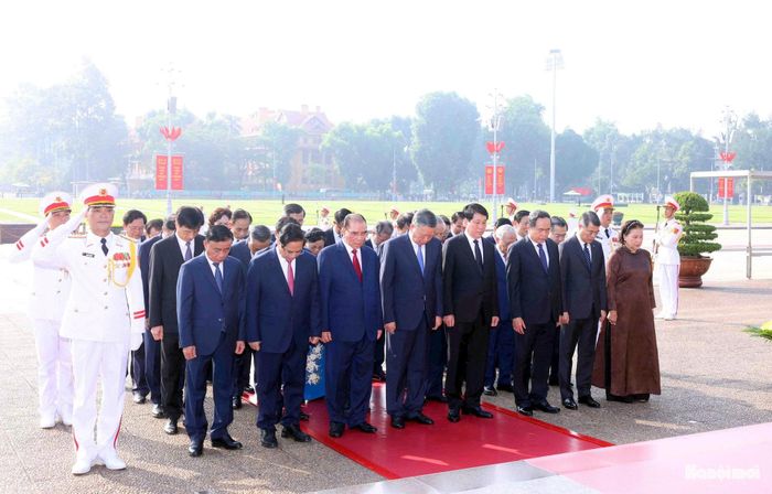 Các đồng chí lãnh đạo Đảng, Nhà nước thành kính tưởng nhớ công lao to lớn của Chủ tịch Hồ Chí Minh.