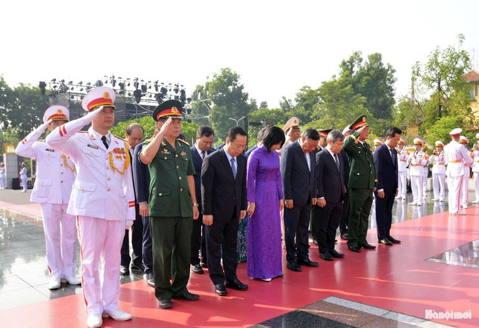 Các đồng chí lãnh đạo thành phố tưởng niệm các Anh hùng liệt sĩ.