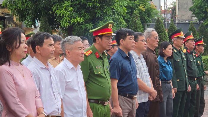 Chủ tịch UBND xã Hồng Vân Lê Tuấn Dũng và lãnh đạo xã Hồng Vân dâng hương tại nghĩa trang liệt sĩ trên địa bàn. Ảnh: PV