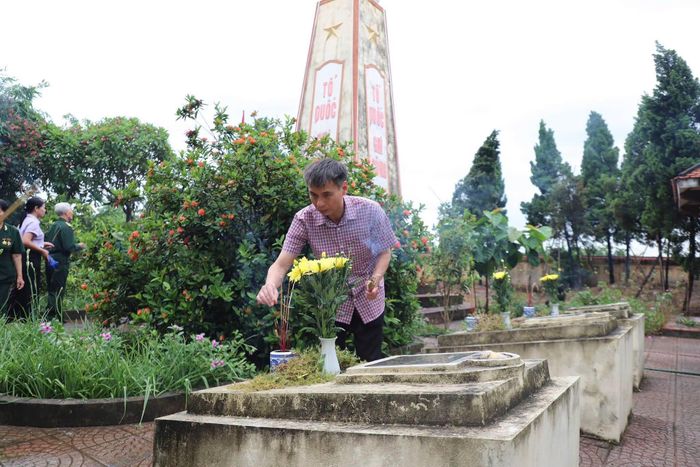 Bí thư Đảng ủy xã Hồng Vân Phạm Tiến Dũng thắp hương tưởng nhớ các anh hùng liệt sĩ. Ảnh: PV