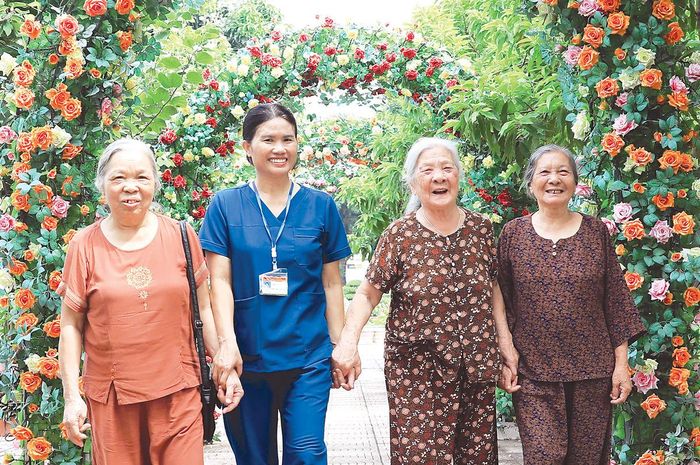 Nụ cười của các bác cũng là niềm vui, hạnh phúc của cán bộ, nhân viên trung tâm.
