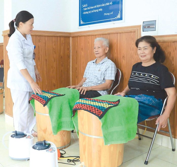 Chị Nguyễn Thị Ngân (y sĩ) chia sẻ kiến thức và những phương pháp tập luyện nâng cao sức khỏe cho các bác thương binh, bệnh binh.