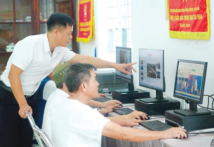 Cán bộ trung tâm hướng dẫn các bác thương binh, bệnh binh sử dụng máy tính và tìm hiểu thông tin trên mạng xã hội.