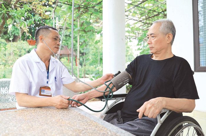 Ông Hoàng Quốc Hùng (thương bệnh binh nặng được chăm sóc nuôi dưỡng thường xuyên tại Trung tâm) đánh giá: “Điều dưỡng ở đây, chúng tôi được các cán bộ, nhân viên chăm sóc nhiệt tình, chu đáo”.