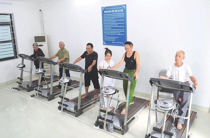 Hoạt động thể dục buổi sớm của các thương binh, bệnh binh và thân nhân liệt sĩ đang điều dưỡng tại Trung tâm.