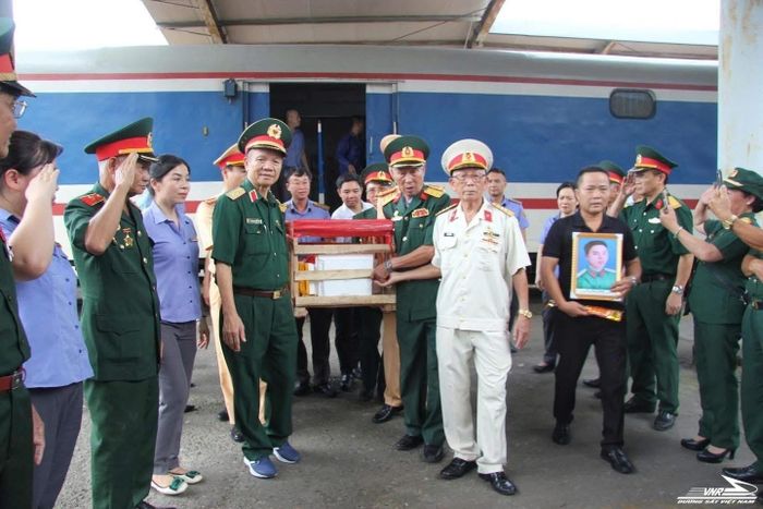 Gần 3 năm qua, ngành Đường sắt đã miễn phí vé tàu cho 194 thân nhân liệt sĩ, góp phần vận chuyển 97 hài cốt liệt sĩ trở về quê hương. Ảnh: VNR.