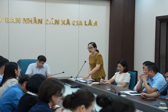 Lãnh đạo Phòng Văn hóa - xã hội xã Gia Lâm báo cáo dự thảo đề án sắp xếp, tổ chức lại các cơ sở giáo dục công lập trên địa bàn. Ảnh: Hoàng Anh
