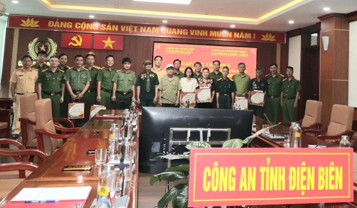 Cụm thi đua số 3 Công an thành phố Hà Nội trao quà tri ân các gia đình có công với cách mạng và thân nhân cán bộ, chiến sĩ Công an tỉnh Điện Biên. Ảnh: TC