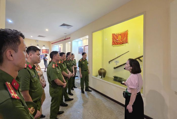 Đoàn tham quan Sở Chỉ huy Chiến dịch Điện Biên Phủ, nghe giới thiệu về nghệ thuật chỉ huy và những dấu mốc lịch sử của chiến dịch. Ảnh: TC