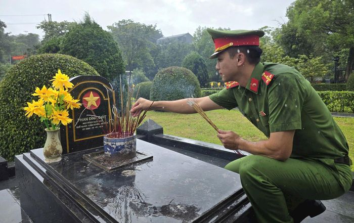 Mỗi nén hương được thắp lên là lời tri ân sâu sắc của cán bộ, chiến sĩ Công an thành phố Hà Nội đối với các Anh hùng liệt sĩ đã anh dũng hy sinh vì độc lập, tự do của Tổ quốc. Ảnh: TC