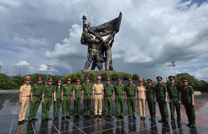 Cán bộ, chiến sĩ Cụm thi đua số 3, Công an thành phố Hà Nội chụp ảnh lưu niệm tại Tượng đài Chiến thắng Điện Biên Phủ trong hành trình về nguồn. Ảnh: TC