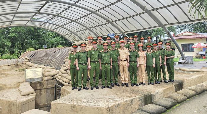 Cán bộ, chiến sĩ Cụm thi đua số 3 chụp ảnh lưu niệm tại Di tích hầm chỉ huy Tập đoàn cứ điểm Điện Biên Phủ. Ảnh: TC