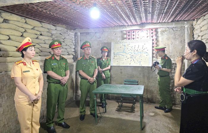 Đoàn tham quan Sở Chỉ huy Chiến dịch Điện Biên Phủ, nghe giới thiệu về nghệ thuật chỉ huy và những dấu mốc lịch sử của chiến dịch. Ảnh: TC