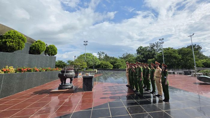 Đoàn dành phút mặc niệm, dâng hương tưởng nhớ các Anh hùng liệt sĩ tại Tượng đài Chiến thắng Điện Biên Phủ.. Ảnh: TC