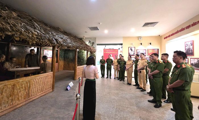 Đoàn công tác tham quan Bảo tàng Chiến thắng Điện Biên Phủ, ôn lại truyền thống đấu tranh cách mạng vẻ vang của dân tộc. Ảnh: TC 