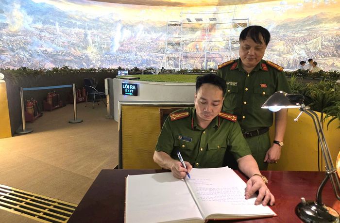 Đại diện Cụm thi đua số 3 ghi cảm tưởng tại Bảo tàng Chiến thắng Điện Biên Phủ, bày tỏ lòng tri ân các thế hệ cha anh đã hy sinh vì độc lập dân tộc. Ảnh: TC
