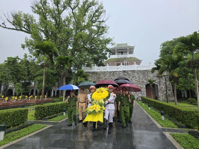 Đoàn dâng hoa, dâng hương tưởng niệm các Anh hùng liệt sĩ tại Nghĩa trang Liệt sĩ Quốc gia A1. Ảnh: TC