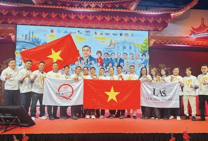 Các thành viên đội tuyển đầu bếp Việt Nam chụp hình lưu niệm tại cuộc thi Thử thách Ẩm thực Toàn cầu lần thứ 5. Ảnh: BTC