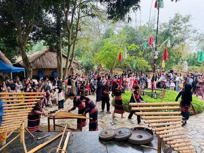 Du khách trải nghiệm các nét văn hóa độc đáo của cộng đồng các dân tộc tại Làng Văn hóa - Du lịch các dân tộc Việt Nam. Ảnh: M.H
