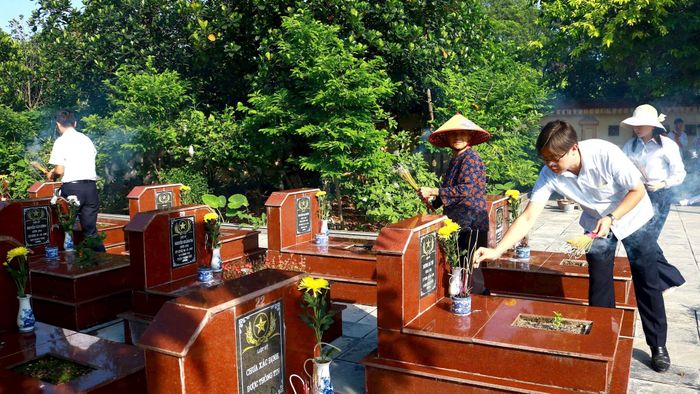 Đồng chí Lê Văn Đoàn, Phó Chủ tịch UBND xã Mỹ Đức dâng hương tại Nghĩa trang liệt sĩ Đại Hưng. Ảnh: Biên Phạm