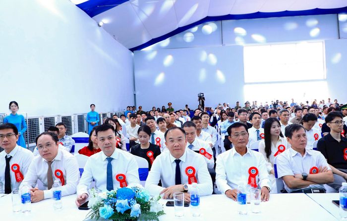 Lãnh đạo Stavian Industrial Metal (thứ 4 từ trái qua) tham dự lễ công bố sản phẩm nhôm thỏi đầu tiên của Việt Nam sáng 26-7 tại tỉnh Lâm Đồng. Ảnh: T.L
